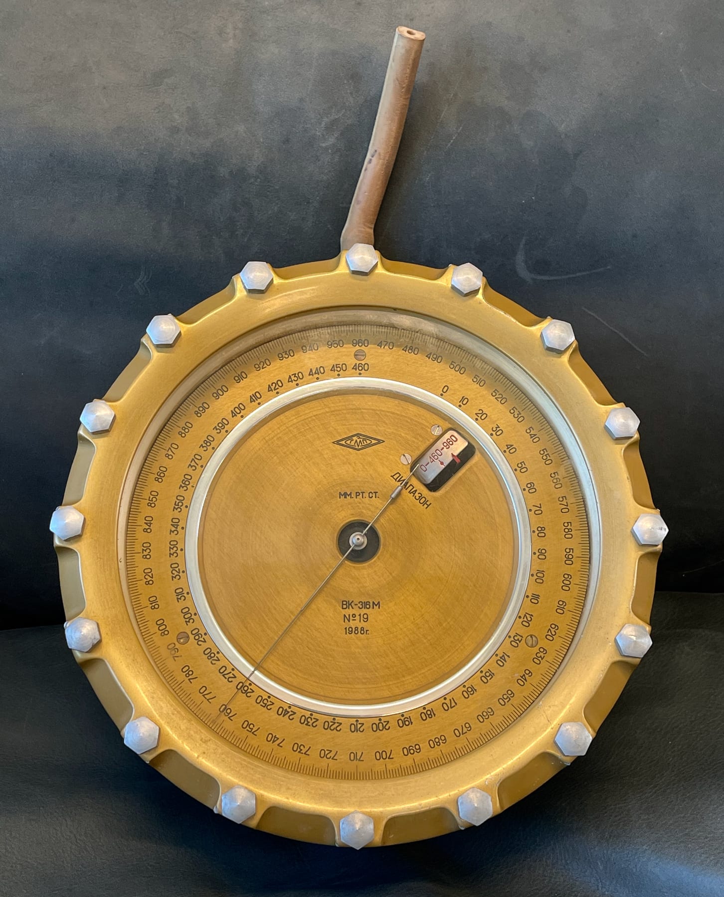 Absolute pressure gauge from the Mir space station with overlapping millimetre scales
