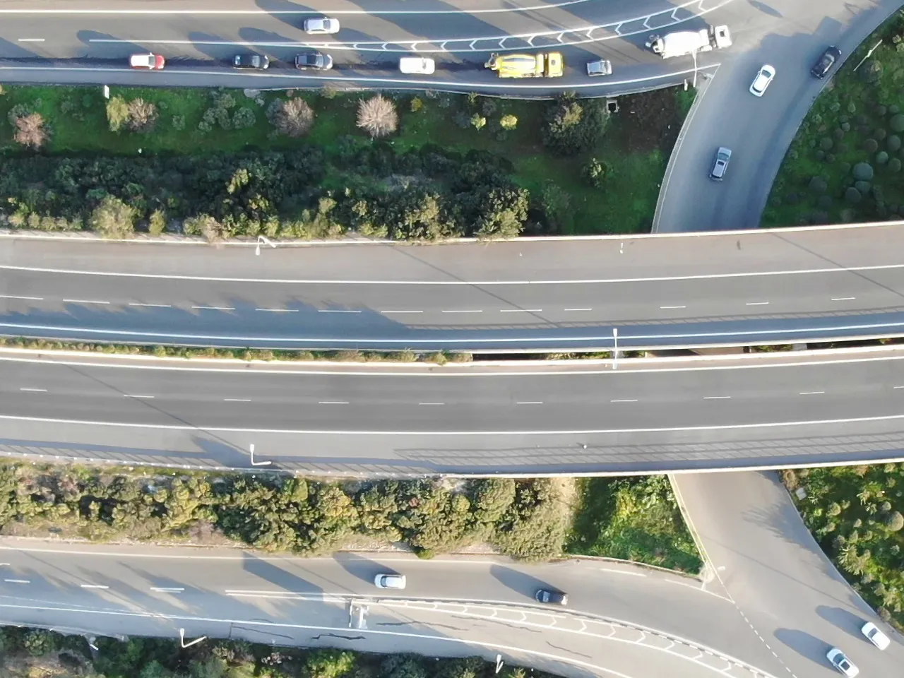 A drone photo of a motorway interchange with slip roads: a part of it with 15 vehicles, and the 14 boxes GPT-6 Luna at high reasoning returned there.