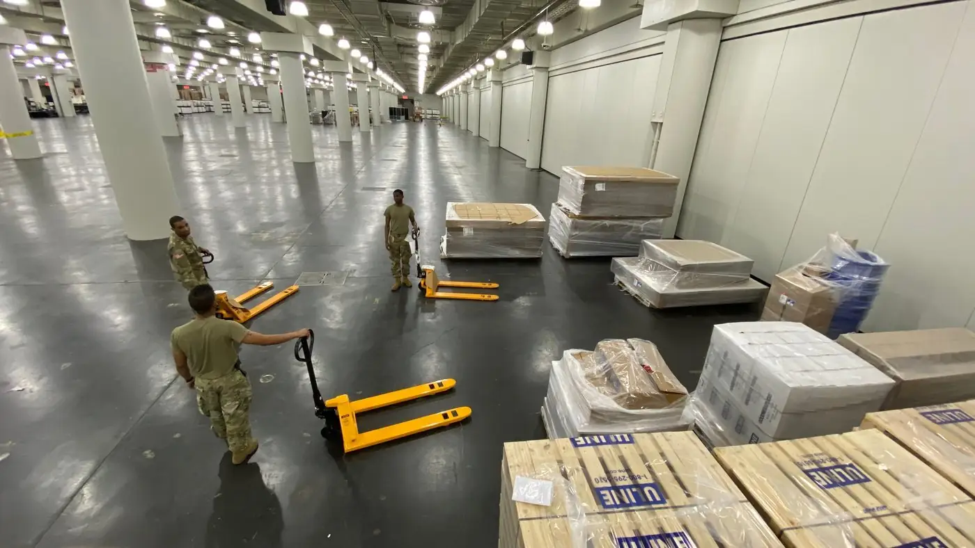 Staging hall at the Javits Center, New York: Grounding DINO boxed 4 of 6 hand-counted objects