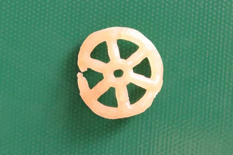 VisA photo of a fryum wheel, labelled corner or edge breakage